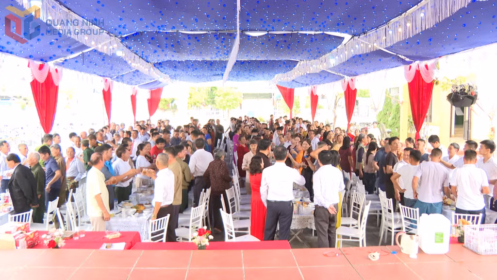 Bữa cơm thân mật gắn bó tình đoàn kết giữa cán bộ, đảng viên và nhân dân trên địa bàn.