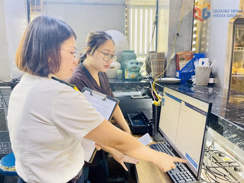 Cán bộ Thuế cơ sở 1 (Thuế tỉnh Quảng Ninh) hỗ trợ việc triển khai hóa đơn điện tử khởi tạo từ máy tính tiền tại Nhà hàng Trung Laptop (phường Hồng Gai).