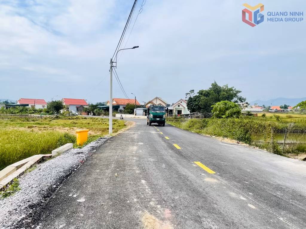 Tuyến đường liên thôn (từ Quốc lộ 18 thôn Đông Thành đi thôn Phương Nam, Hội Phố, xã Đông Hải - nay là xã Đông Ngũ) được cải tạo, nâng cấp đầu tháng 7/2025.