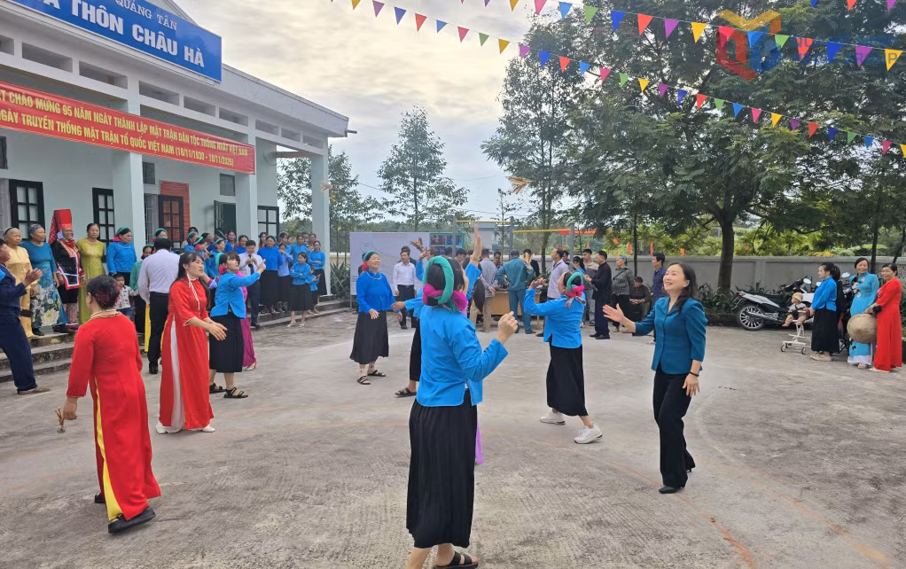 Đồng chí Trưởng Ban Tổ chức Tỉnh ủy tham gia các hoạt động trò chơi dân gian cùng người dân thôn Châu Hà, xã Quảng Tân.