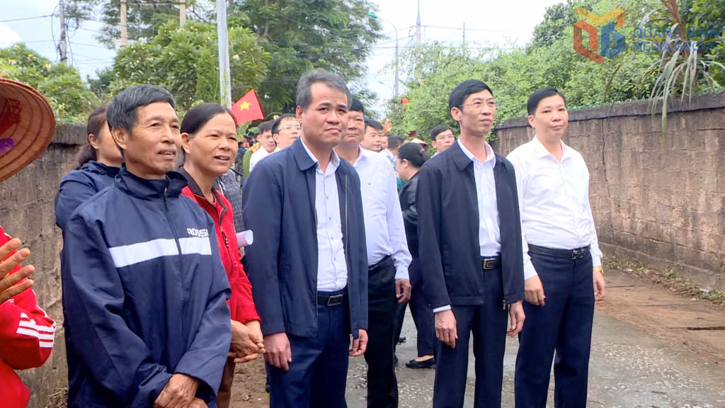 Lãnh đạo phường Bình Khê chứng kiến tháo dỡ hơn 70m2 tường rào của gia đình ông Bùi Quang Thạch, Khu Hạ 2 để nâng cấp đường giao thông khu dân cư.