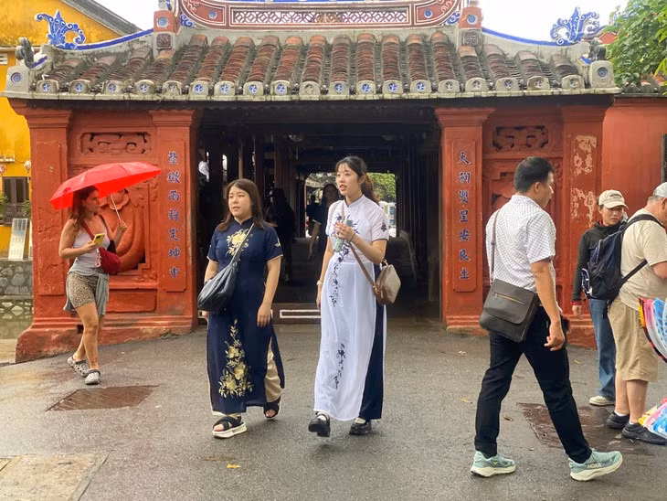 Khách Hàn Quốc tham quan Hội An - Ảnh: B.D.