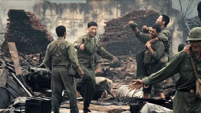 Cảnh phim "Mưa đỏ". Ảnh: Đoàn phim cung cấp