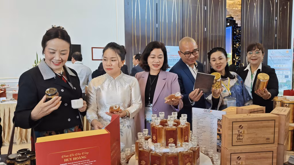 Bên lề Diễn đàn, các đại biểu tìm hiểu sản phẩm du lịch nổi bật của tỉnh Quảng Ninh. 
