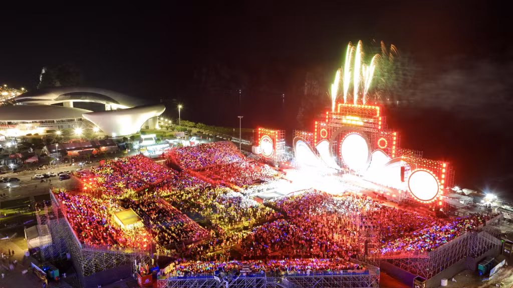 Concert “Quảng Ninh - Đất Mỏ anh hùng” vừa là lời tri ân đầy cảm xúc dành tặng các thế hệ công nhân ngành Than, vừa là món quà tuyệt vời dành tặng người dân và du khách đến với tỉnh Quảng Ninh.