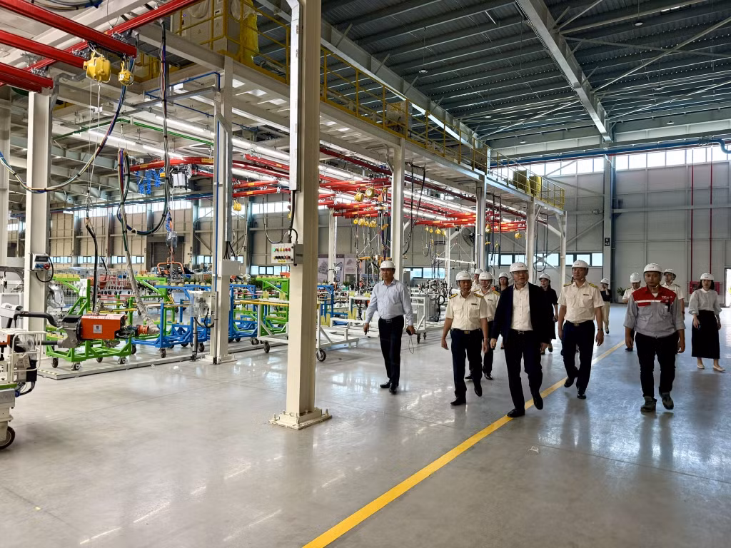 Đoàn công tác của Thuế tỉnh Quảng Ninh làm việc tại Nhà máy ô tô Thành Công Việt Hưng.