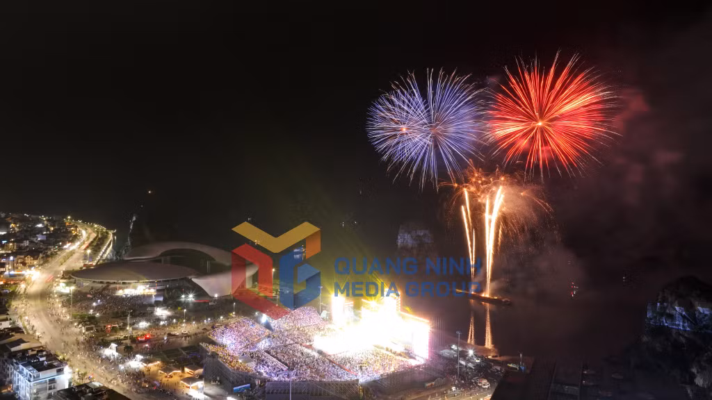Concert Hạ Long 2025 - “Hào khí Di sản - Bừng sáng tương lai” - khép lại bằng màn pháo hoa rực rỡ, mãn nhãn người xem (11-2025). Ảnh: PV