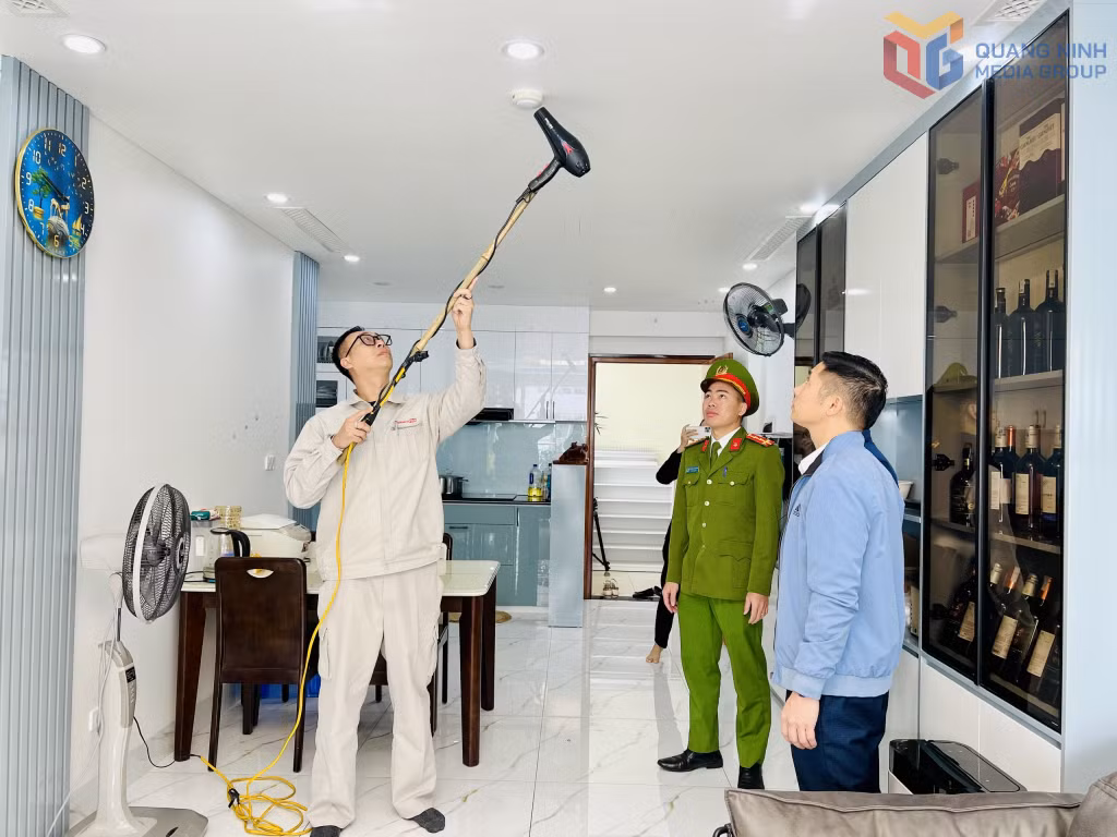 Ban quản lý chung cư Newlife tower kiểm tra hệ thống báo cháy tự động trong căn hộ.