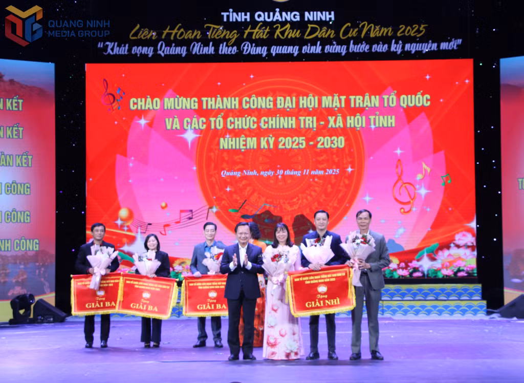Ban Tổ chức trao giải Nhì toàn đoàn cho các đội thi