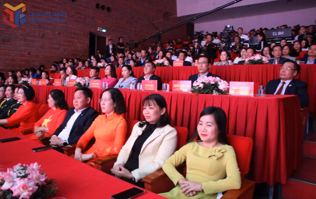 Đại diện lãnh đạo các sở, ban, ngành, tổ chức chính trị - xã hội của tỉnh và đông đảo nhân dân đến cổ vũ chương trình.