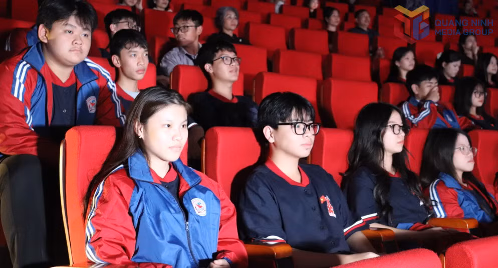 Các bộ phim cách mạng thu hút đông học sinh, sinh viên.