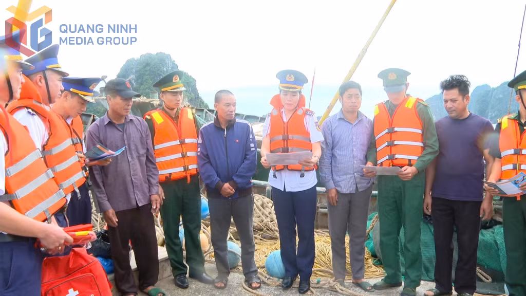 Lực lượng Cảnh sát biển Việt Nam và Đồn biên phòng Hạ Long tặng áo phao và tuyên truyền về ATGT đường thuỷ nội địa cho ngư dân.