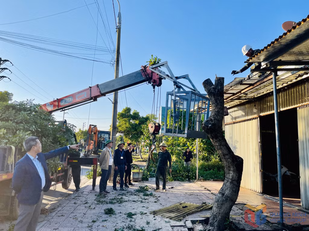 Ngày sau lễ phát động, xã Quảng Tân đã huy động tối đa nhân lực ra quân chỉnh trang tuyến đường trung tâm xã.