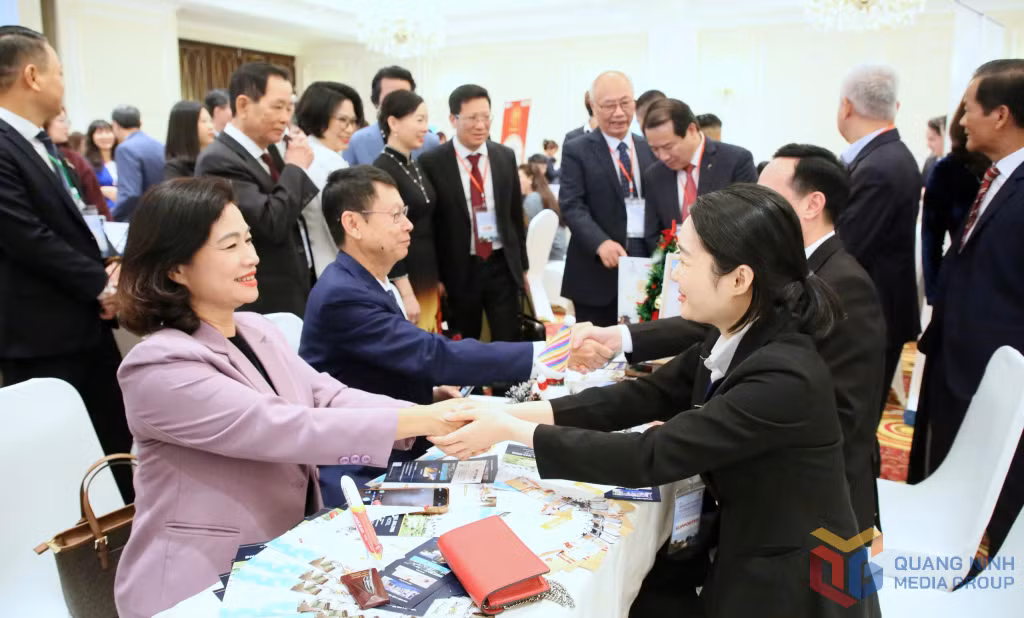 Nhiều đơn vị, doanh nghiệp du lịch, lữ hành trong nước và quốc tế thiết lập quan hệ hợp tác kinh doanh dưới sự chứng kiến của các vị đại biểu.