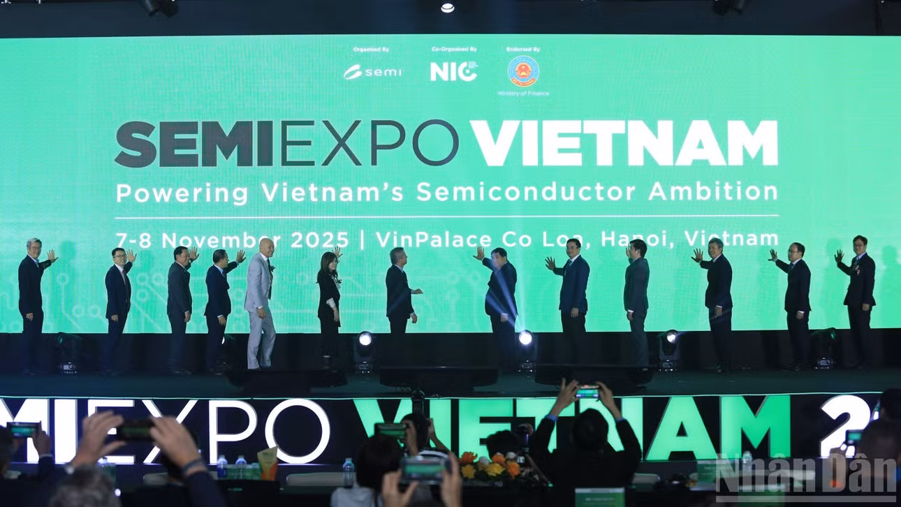 Các đại biểu thực hiện nghi thức khai mạc triển lãm.
