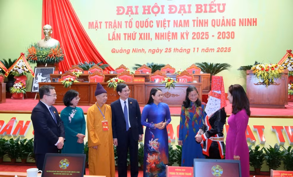 Ảnh trao đổi bên lề:&nbsp;Các đại biểu tham dự đại hội trao đổi bên lề Đại hội.