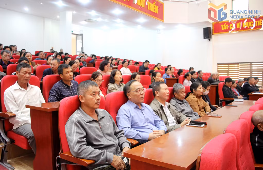 Cử tri phường Uông Bí tham dự hội nghị TXCT.