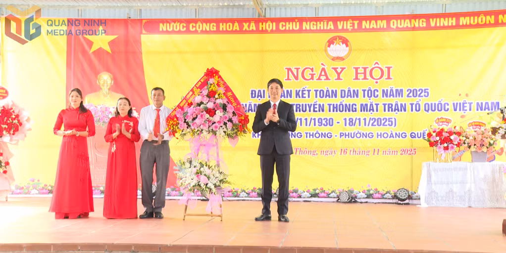 Đồng chí Nguyễn Văn Công, Phó Chủ tịch UBND tỉnh tặng hoa chúc mừng khu Thượng Thông, phường Hoàng Quế.