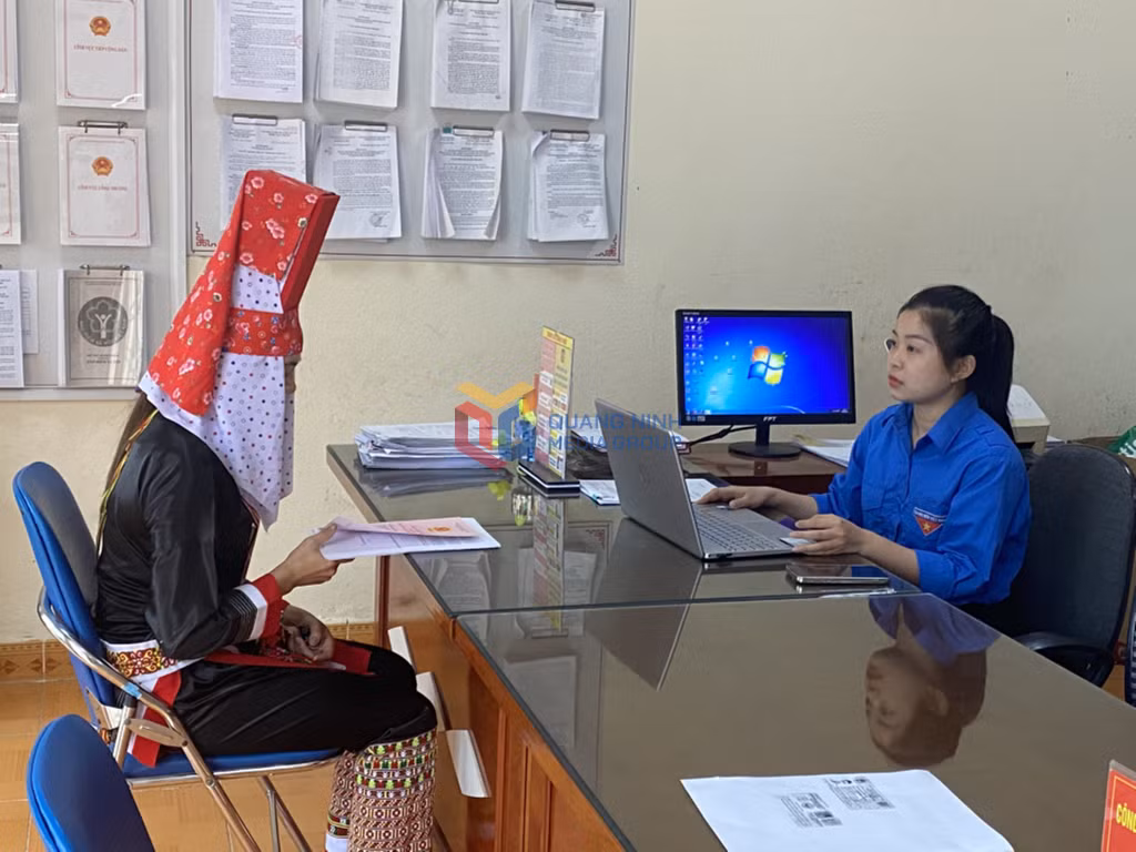 Đoàn viên thanh niên xã Đông Ngũ hỗ trợ người DTTS nộp TTHC trực tuyến.