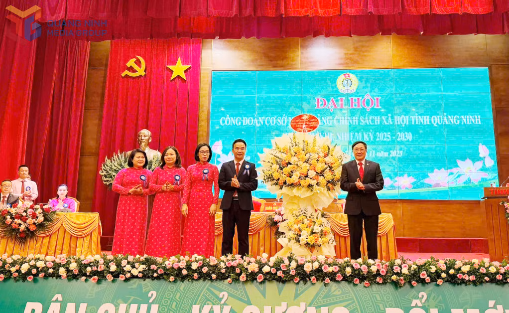 Đồng chí Dương Quyết Thắng, Uỷ viên Ban Chấp hành Đảng bộ Chính phủ, Bí thư Đảng uỷ, Tổng Giám đốc Ngân hàng Chính sách xã hội tặng hoa chúc mừng tại đại hội.