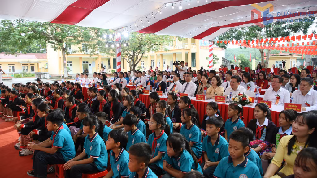 Đông đảo học sinh các trường Tiểu học Quảng Sơn I, trường Tiểu học Quảng Sơn II và trường Phổ thông dân tộc Bán trú THCS Quảng Sơn tới dự buổi lễ.