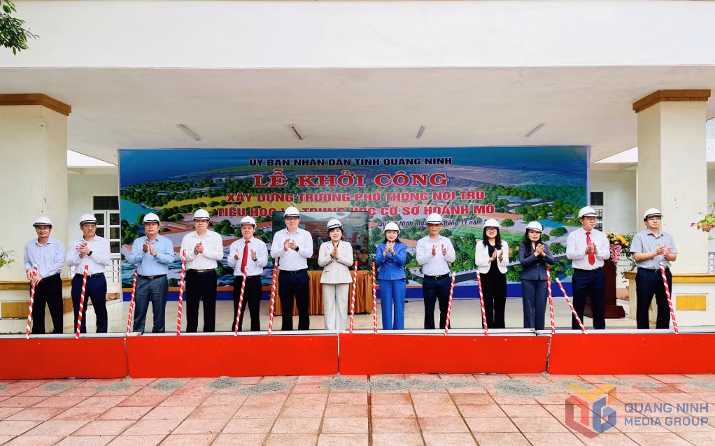 Các đại biểu thực hiện nghi thức khởi công dự án.