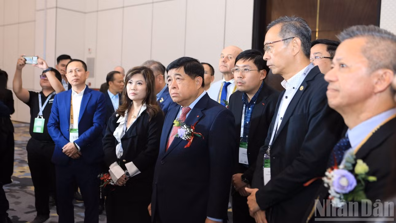 Các đại biểu tham dự triển lãm.