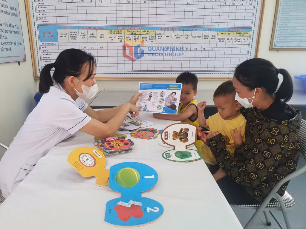 Khám bệnh cho người dân tại Trạm Y tế xã Quảng Đức