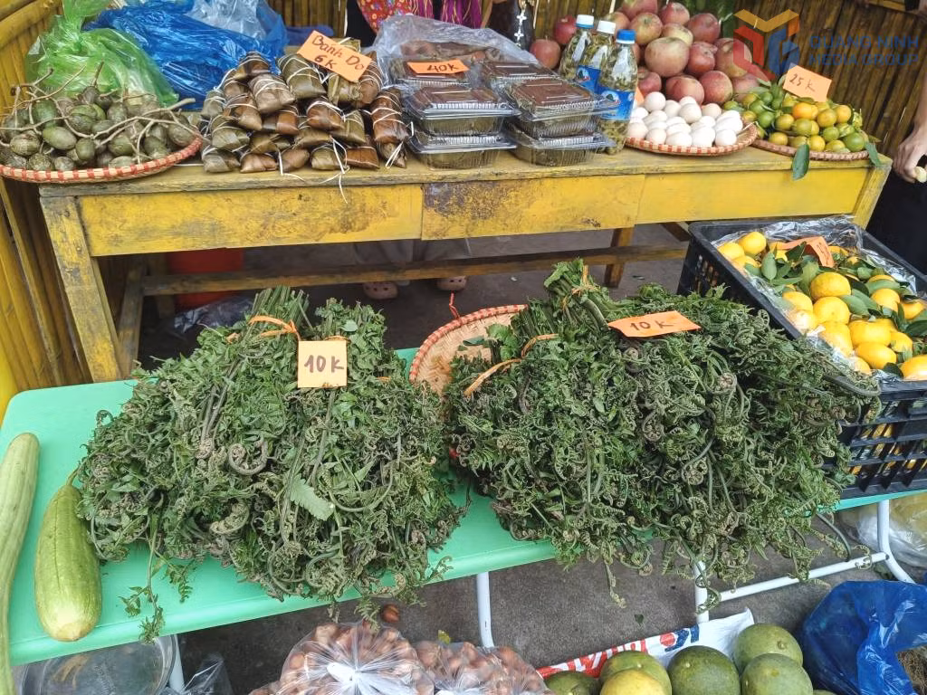 Một số mặt hàng nông sản địa phương được bán tại Chợ phiên văn hóa vùng cao Hà Lâu hàng tháng.