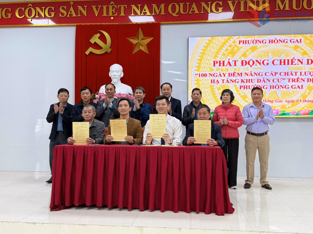 Đại diện các khu dân cư trên địa bàn phường Hồng Gai ký cam kết triển khai Chiến dịch 100 ngày đêm nâng cao chất lượng đô thị, trong đó có triển khai các dự án chống ngập lụt.