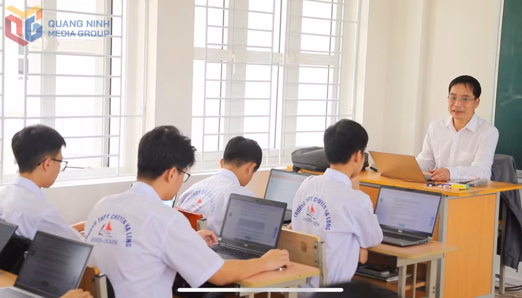 Học sinh Trường THPT Chuyên Hạ Long tham gia cuộc thi “Tìm hiểu pháp luật về trật tự, ATGT đường bộ năm 2025”.