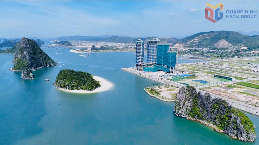 Tổ hợp du lịch, nghỉ dưỡng và giải trí Crystal Holidays Harbour Vân Đồn do Công ty CP Tập đoàn Crystal Holidays làm chủ đầu tư đang được triển khai xây dựng tại đặc khu Vân Đồn. Ảnh: Mạnh Trường