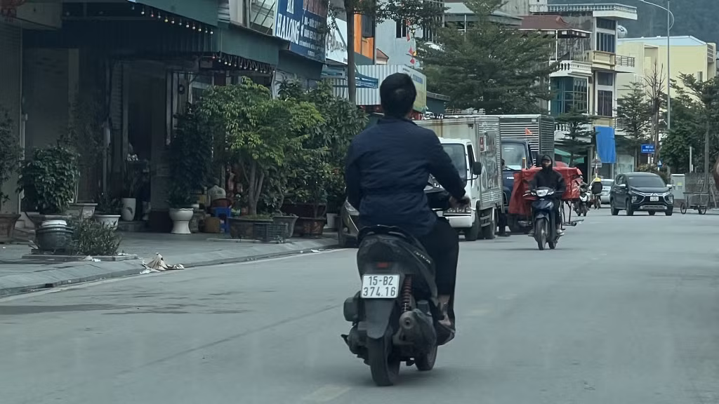Vẫn còn rất nhiều người tham gia giao thông bằng xe mô tô không đội MBH theo quy định (Ảnh chụp ngày 6/11/2025).