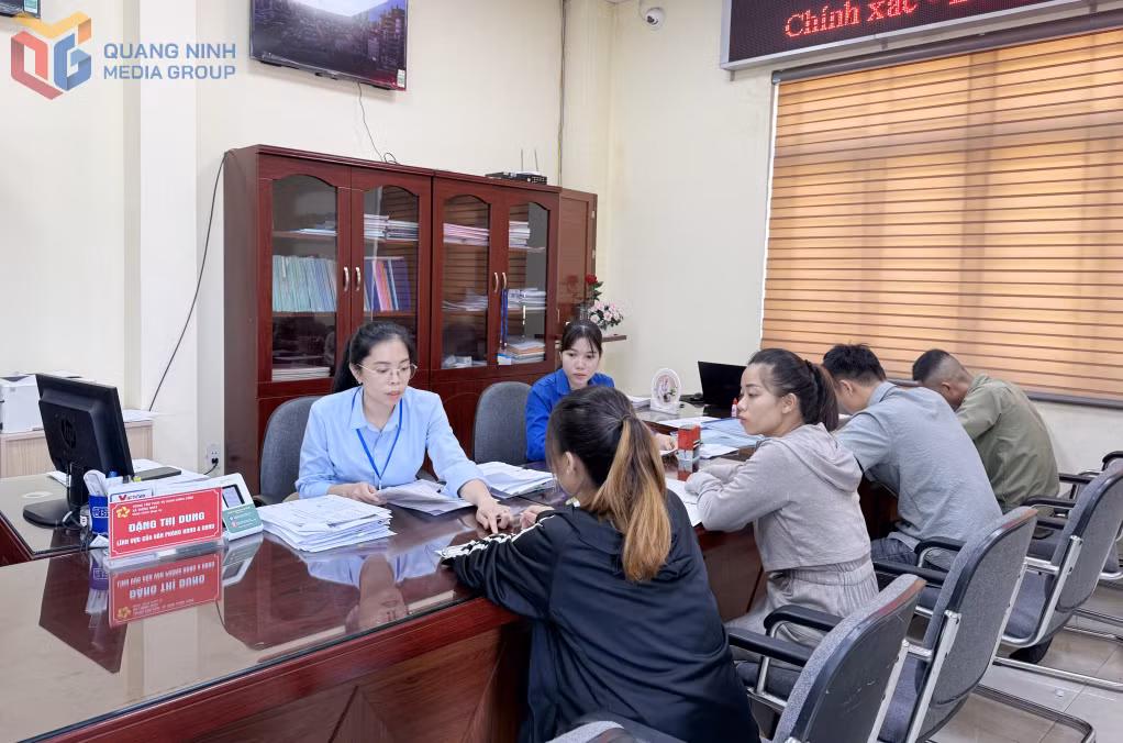 Người dân giải quyết TTHC tại Trung tâm Phục vụ hành chính công xã Thống Nhất.