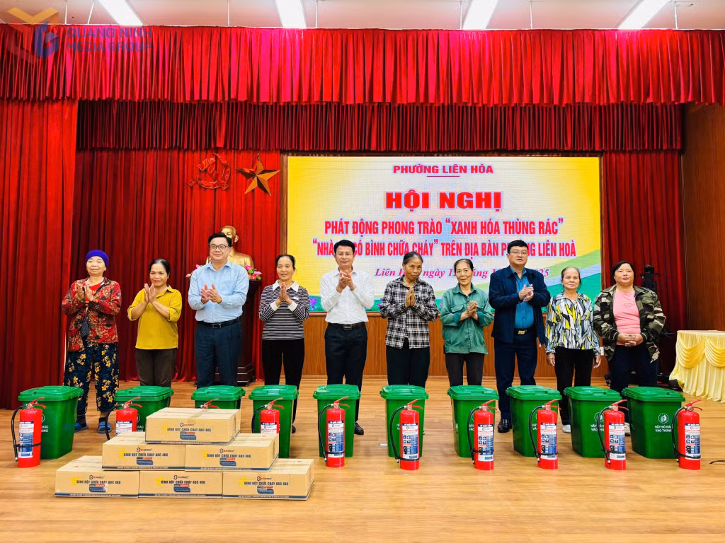 UBND phường Liên Hòa trao thùng rác xanh và bình chữa cháy cho các hộ dân.