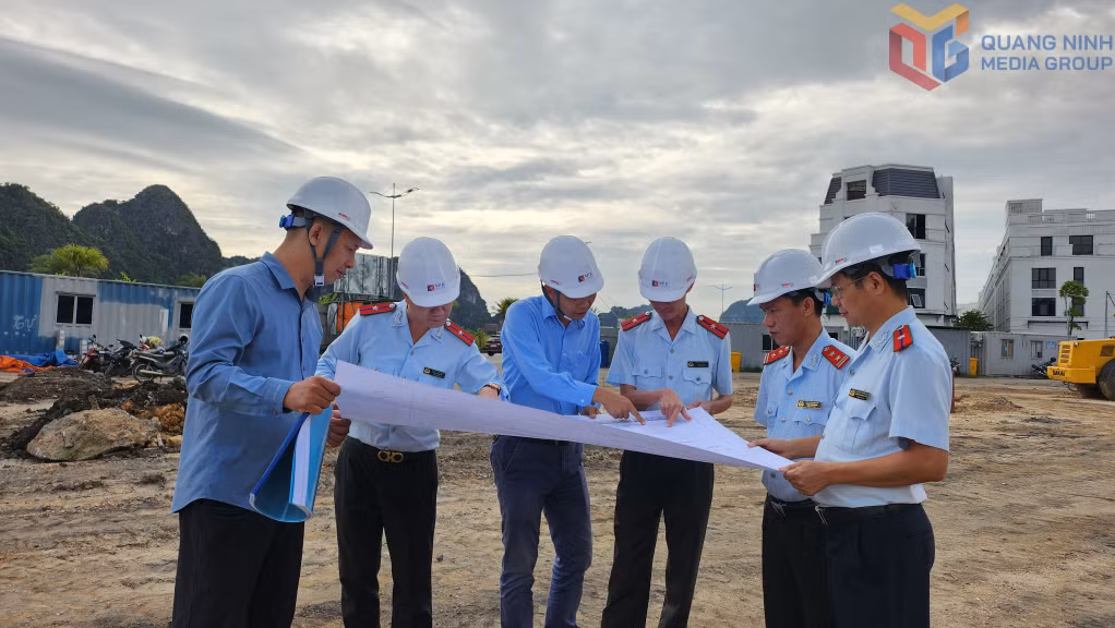 Thanh tra tỉnh kiểm tra hiện trường dự án Khu nhà ở và dịch vụ thương mại tại phường Hà Phong (nay thuộc phường Hà Tu).