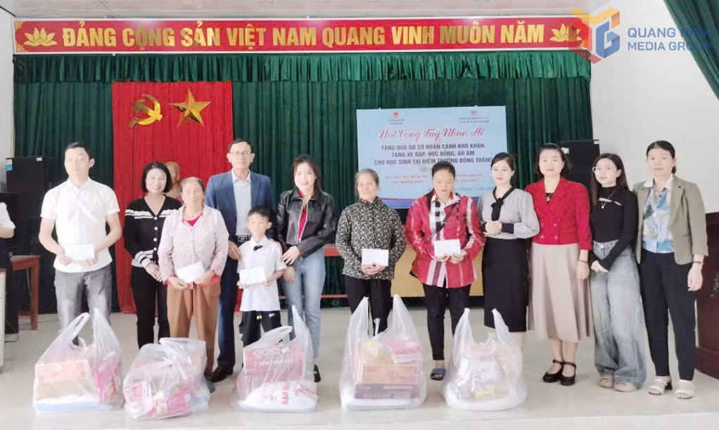Hội Bảo trợ NKT-TMC tỉnh, xã Đông Ngũ và Nhóm Thiện nguyện Hà Thảo Mộc tặng quà cho các hộ gia đình NKT-TMC trên địa bàn xã Đông Ngũ.