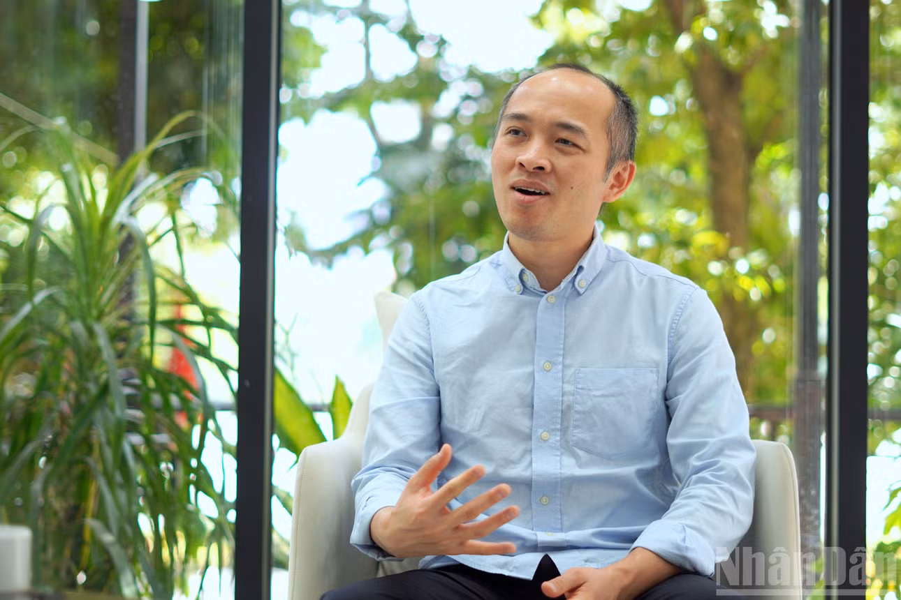 Ông Vũ Ngọc Sơn, Trưởng Ban Nghiên cứu, tư vấn phát triển công nghệ và hợp tác quốc tế, Hiệp hội An ninh mạng quốc gia trao đổi với phóng viên Báo Nhân Dân. (Ảnh: LÊ CHÍ)
