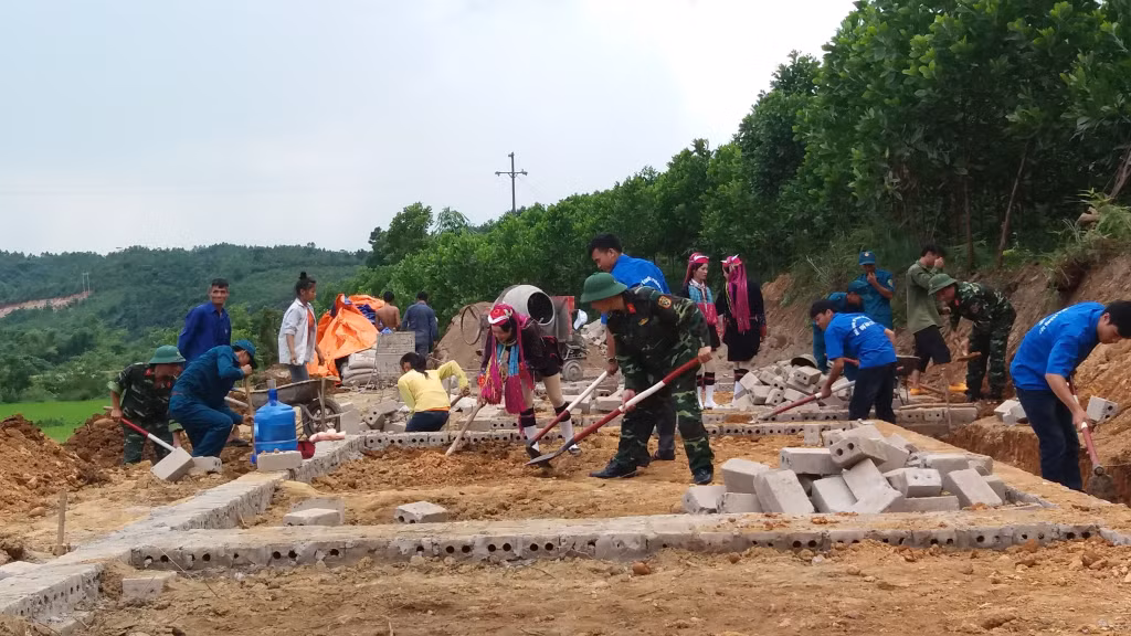 Đoàn KT-QP 327 thực hiện phong trào thi đua "Quân đội chung sức xây dựng nông thôn mới" giai đoạn 2021-2025. Ảnh: Đơn vị cung cấp