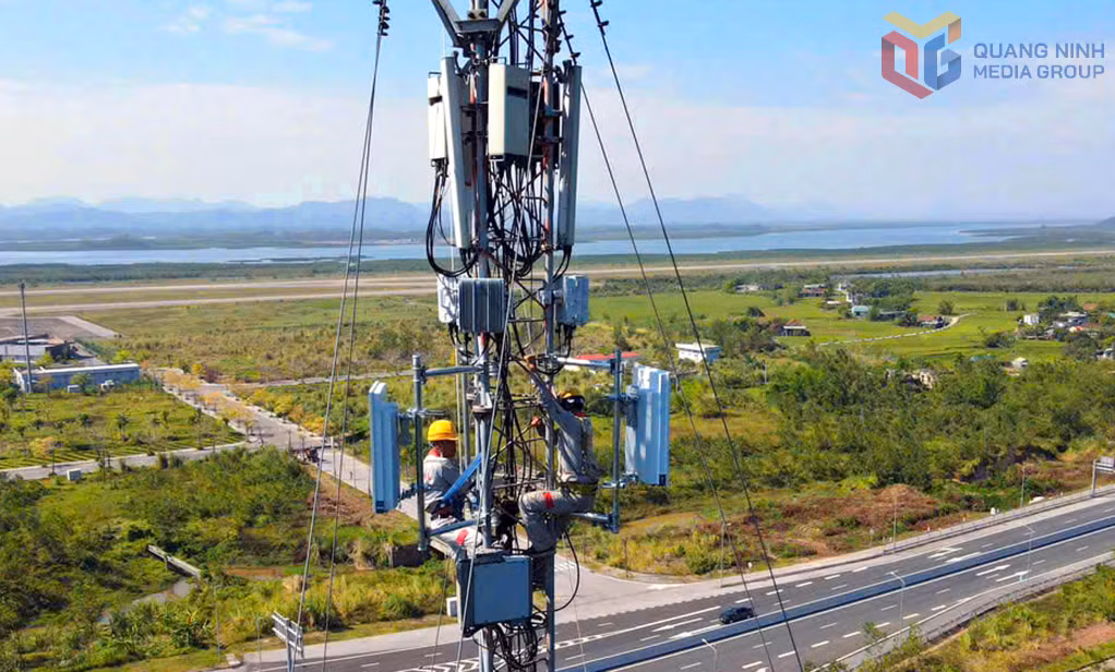 Cán bộ kỹ thuật Viettel Quảng Ninh thi công lắp đặt trạm phát sóng 5G phục vụ phủ sóng 5G ở các trọng điểm trên địa bàn toàn tỉnh. Ảnh: Hoàng Quỳnh.