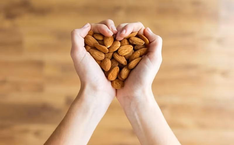 Ăn hạnh nhân giúp giảm cholesterol "xấu" và duy trì cholesterol "tốt".