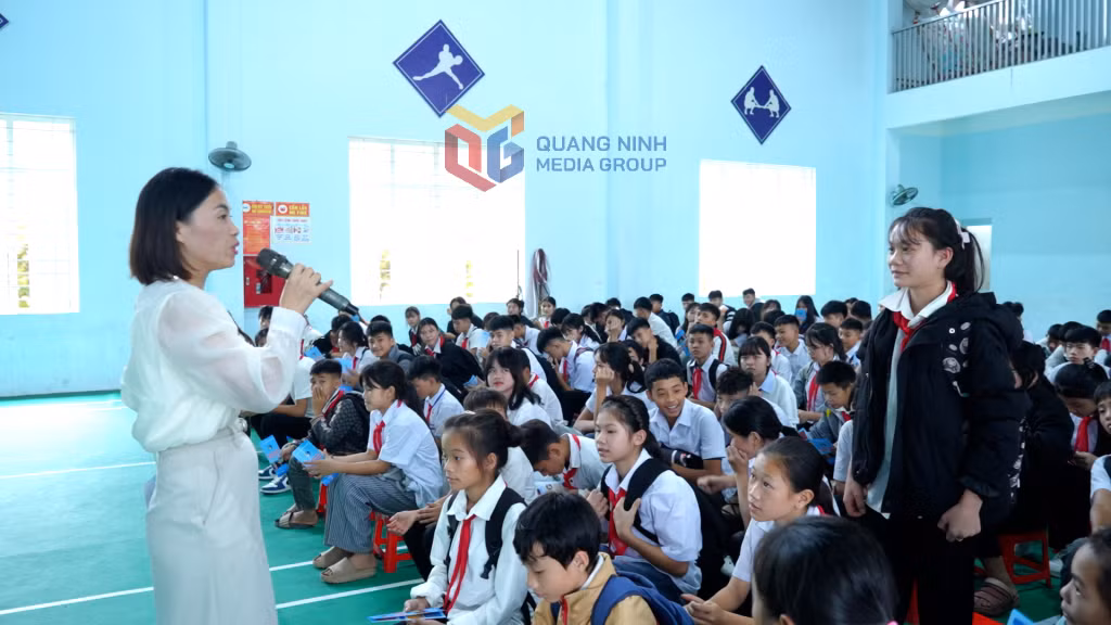 Cán bộ dân số Trạm Y tế xã Ba Chẽ tư vấn cho học sinh Trường TH&amp;THCS xã về kỹ năng chăm sóc sức khỏe bản thân.