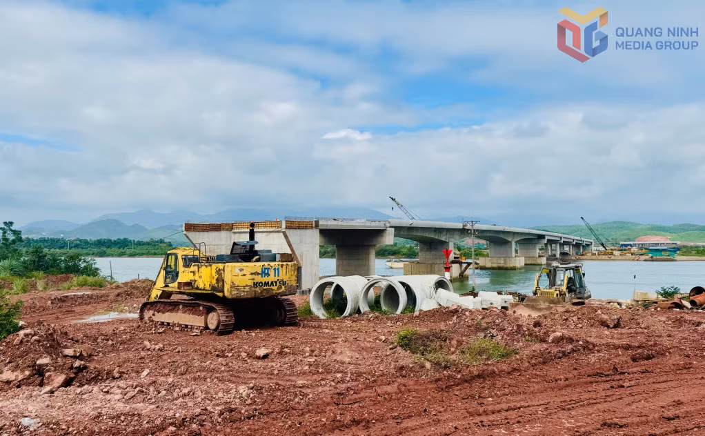 Cầu bắc qua sông Tiên Yên thuộc dự án tuyến đường kết nối QL4B đến QL18 đang được gấp rút hoàn thành, tạo nên hệ thống giao thông kết nối liên kết vùng.