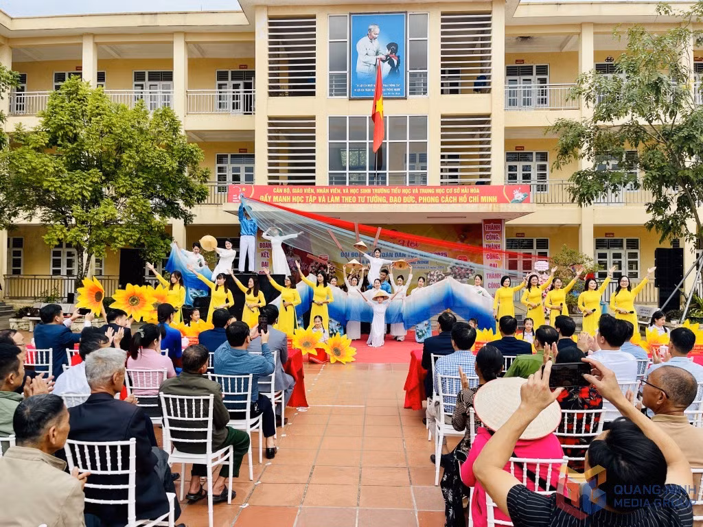 Các tiết mục văn nghệ đặc sắc do chính người dân xã Hải Hòa biểu diễn tại Ngày hội.