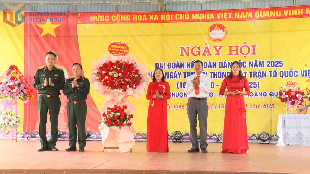 Thiếu tướng Khúc Thành Dư, Phó Chính ủy Quân khu 3 tặng hoa chúc mừng khu Thượng Thông, phường Hoàng Quế.
