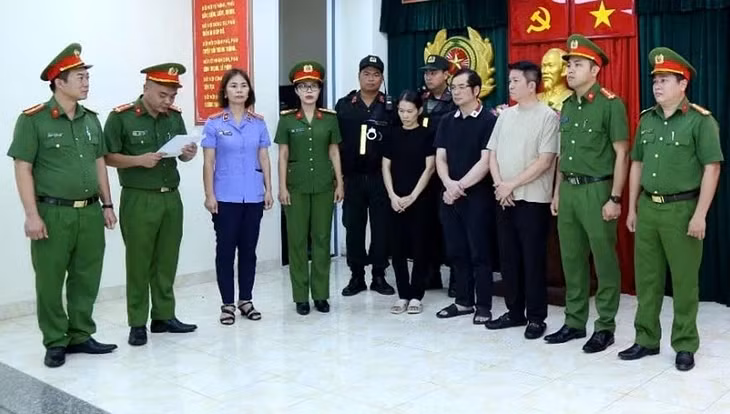 Công bố quyết định khởi tố, bắt tạm giam 3 bị can Tuyến, Liên và Vũ - Ảnh: Công an cung cấp