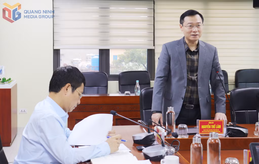 Nhà báo Nguyễn Thế Lãm, Giám đốc, Tổng Biên tập Báo và Phát thanh, Truyền hình Quảng Ninh phát biểu tại hội nghị.