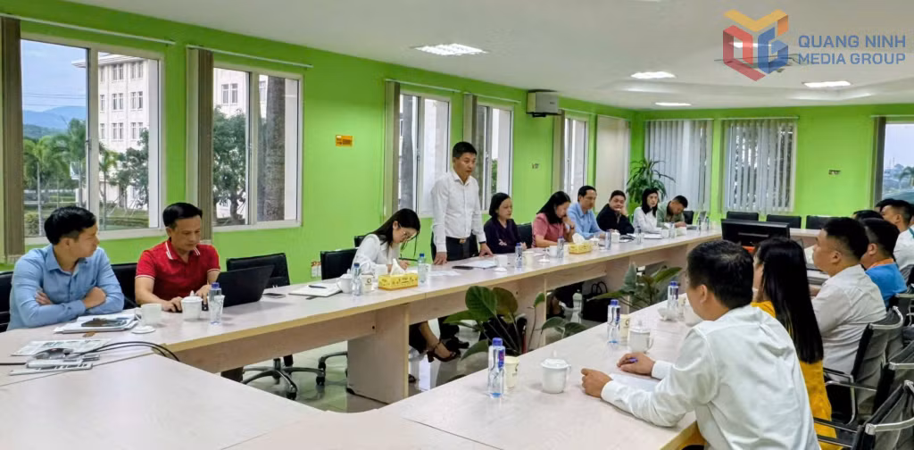 Quang cảnh buổi làm việc