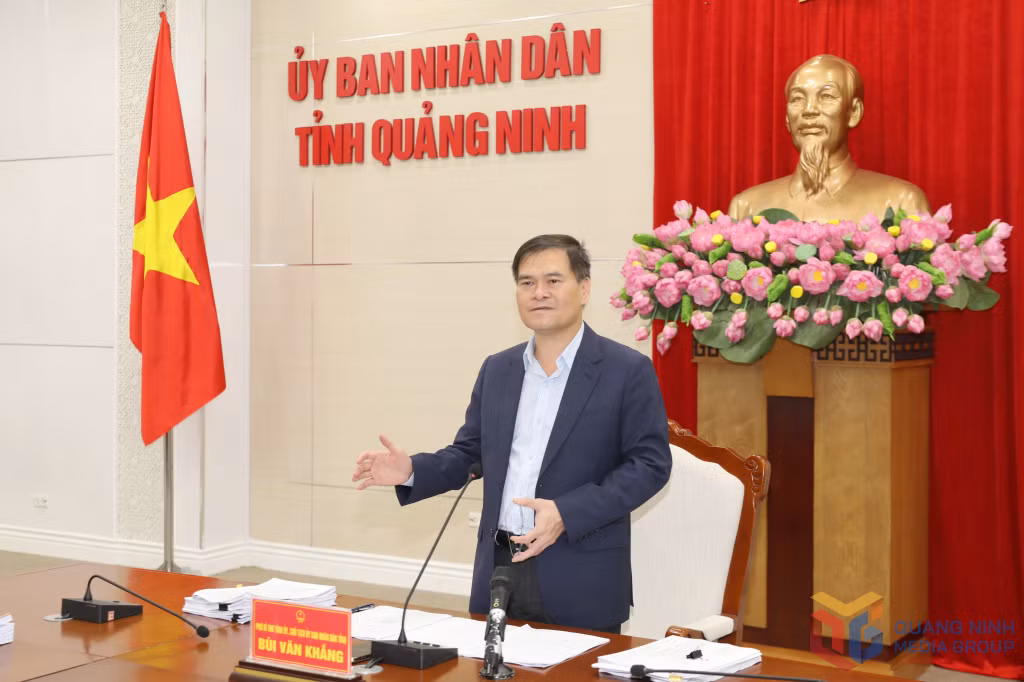 Đồng chí Bùi Văn Khắng, Chủ tịch UBND tỉnh, Tổ trưởng Tổ công tác chủ trì cuộc họp.