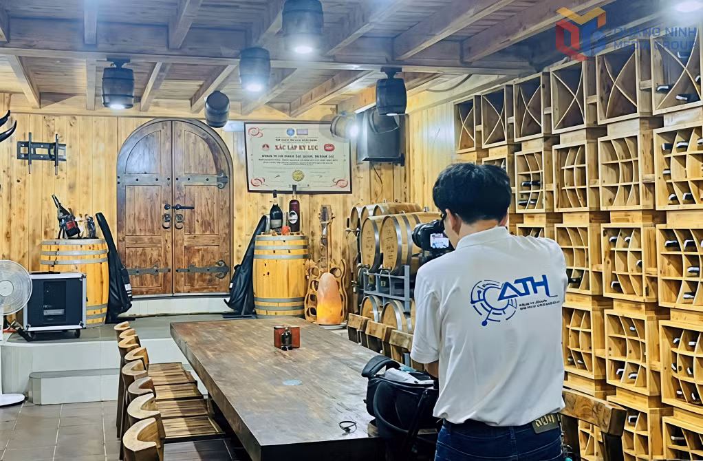 Nhân viên Công ty CP Giải pháp công nghệ số ATH phối hợp cùng MobiFone Quảng Ninh triển khai giải pháp mô phỏng thực tế ảo VR360 tại Khu du lịch Quảng Ninh Gate Hotel & Resort.